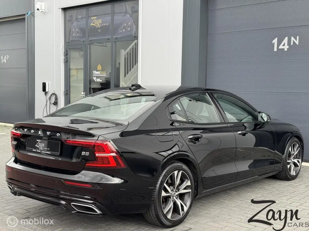 Volvo S60 2.0 B5 R-Design uit 2021, foto 2
