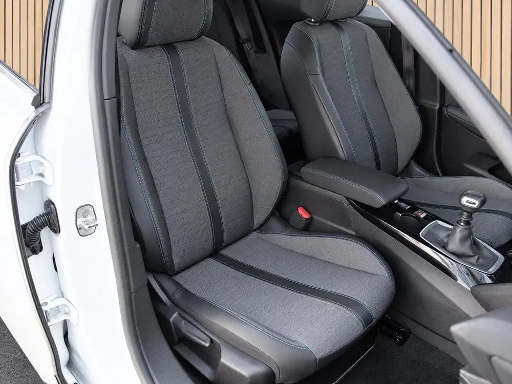 Peugeot 2008 1.2 PT 130 Allure uit 2022, foto 13