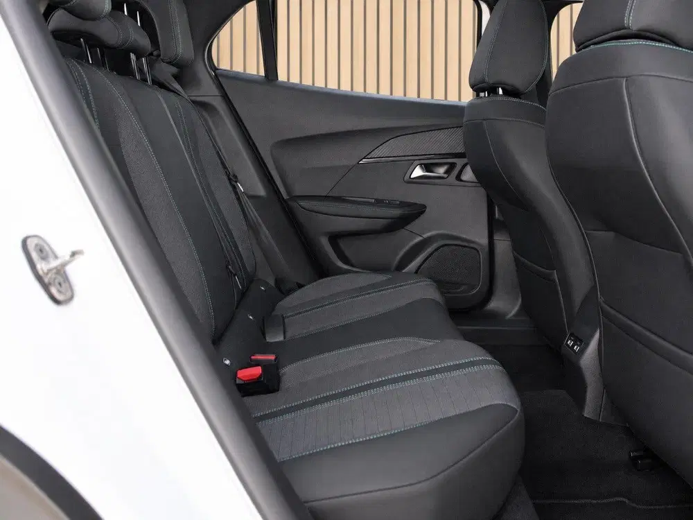 Peugeot 2008 1.2 PT 130 Allure uit 2022, foto 14