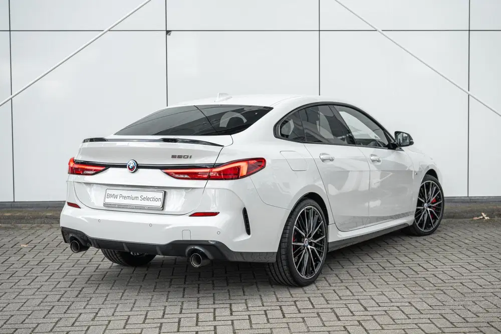 BMW 2-serie Coupé 220i Executive M Sport uit 2022, foto 2