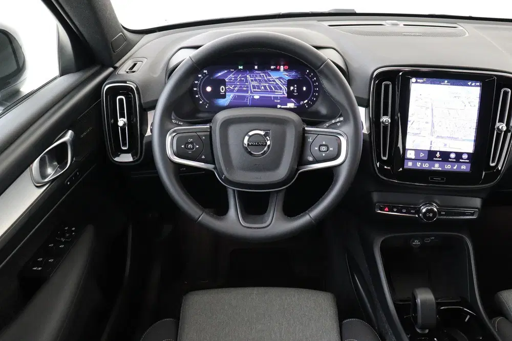 Volvo XC40 B4 (M-HYBRID) PLUS DARK -HARMAN uit 2025, foto 2