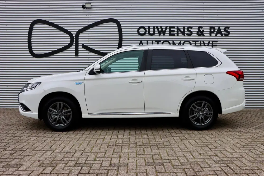 Mitsubishi Outlander 2.4 PHEV Pure uit 2021, foto 2