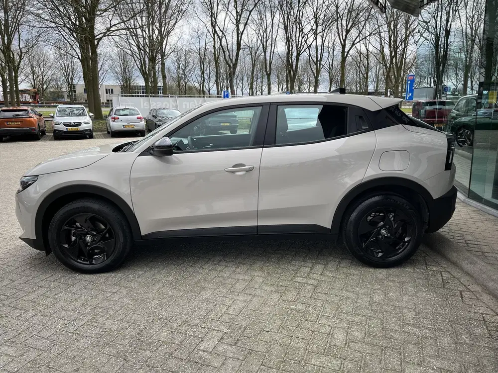 Alfa Romeo Junior 1.2 Turbo Hybrid Ibrida uit 2025, foto 2