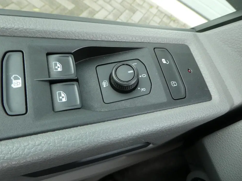 Volkswagen Transporter 2.0 TDI L2H1 150 pk automaat uit 2023, foto 11