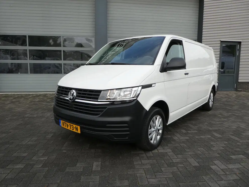 Volkswagen Transporter 2.0 TDI L2H1 150 pk automaat uit 2023, foto 2