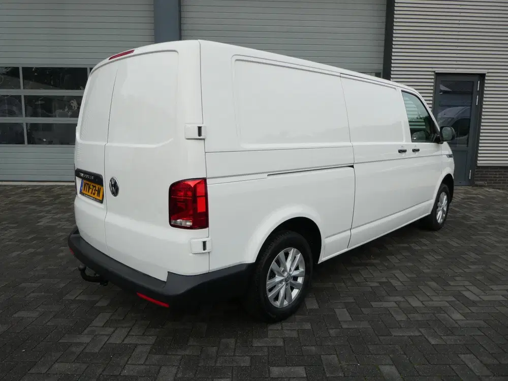 Volkswagen Transporter 2.0 TDI L2H1 150 pk automaat uit 2023, foto 3