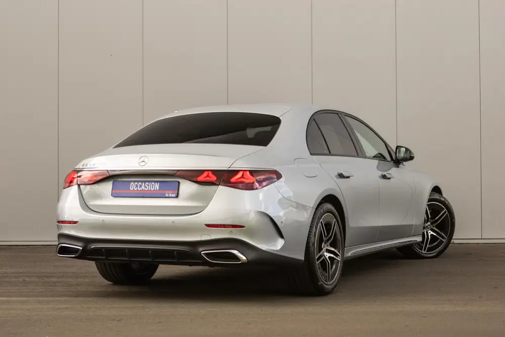 Mercedes-Benz E-Klasse 200 AMG Line uit 2025, foto 3