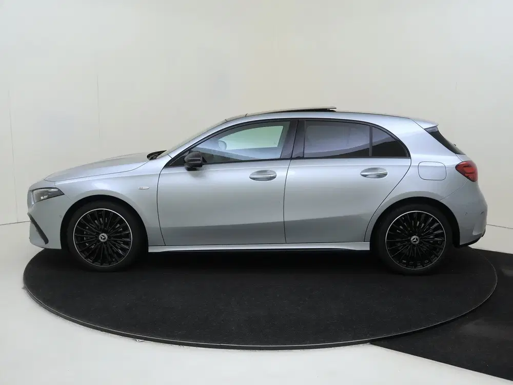 Mercedes-Benz A-Klasse 250 e Star Edition AMG Line uit 2025, foto 2