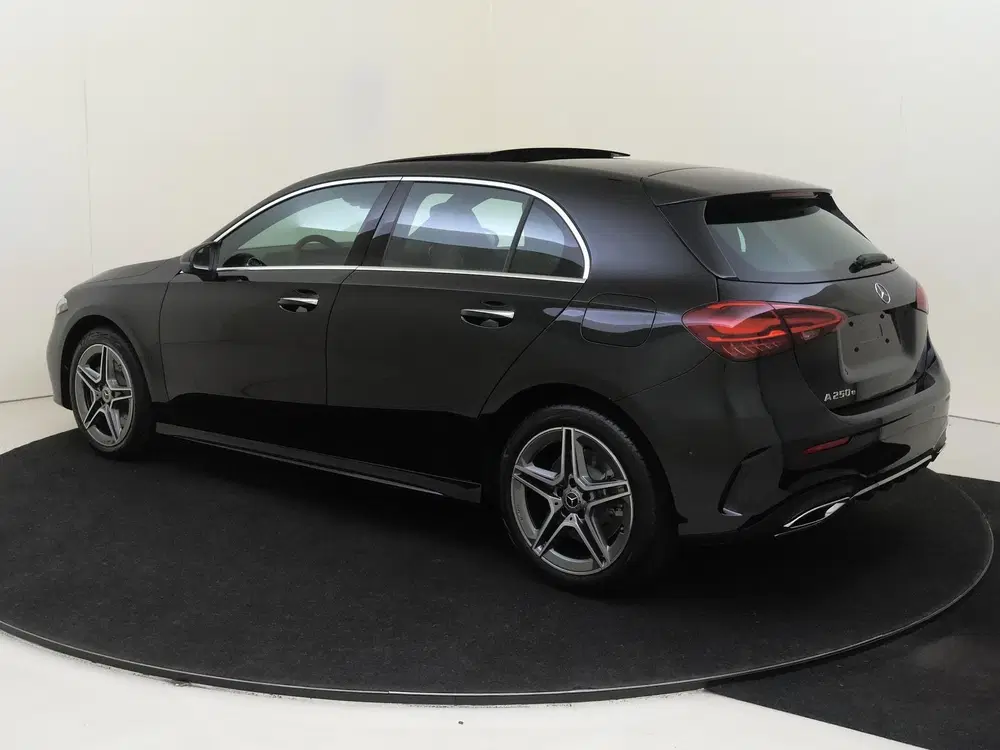 Mercedes-Benz A-Klasse 250 e Business Solution AMG Panoramad uit 2026, foto 2