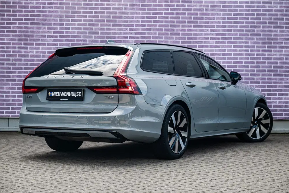 Volvo V90 2.0 T6 Plug-in Hybrid AWD Plus Dark uit 2024, foto 2