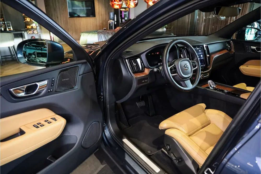 Volvo XC60 2.0 T6 Plug-in hybrid AWD Ultimate Bright uit 2023, foto 6