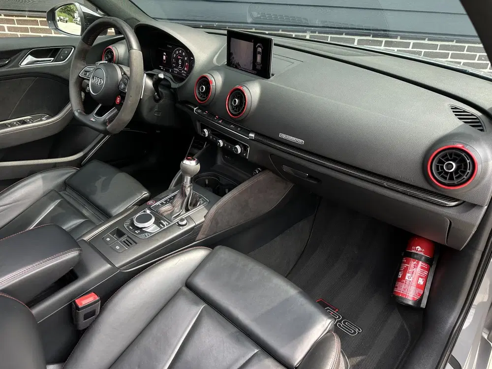 Audi RS3 2.5 TFSI Quattro Panoramadak uit 2019, foto 2