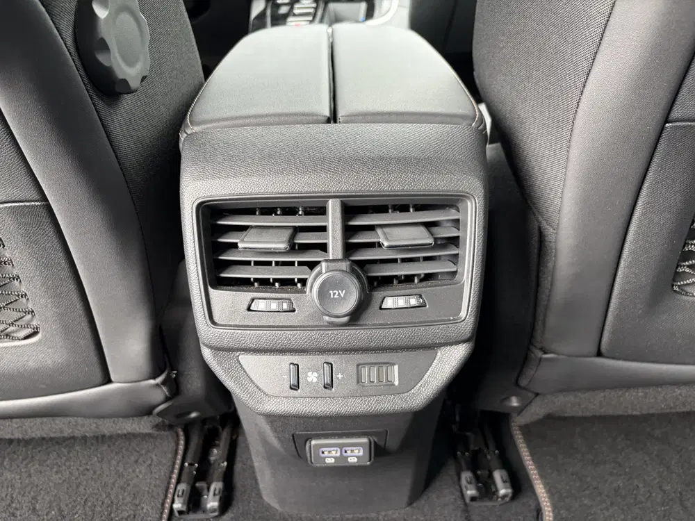 Peugeot 5008 GT HYBRID 7 PER. uit 2024, foto 11