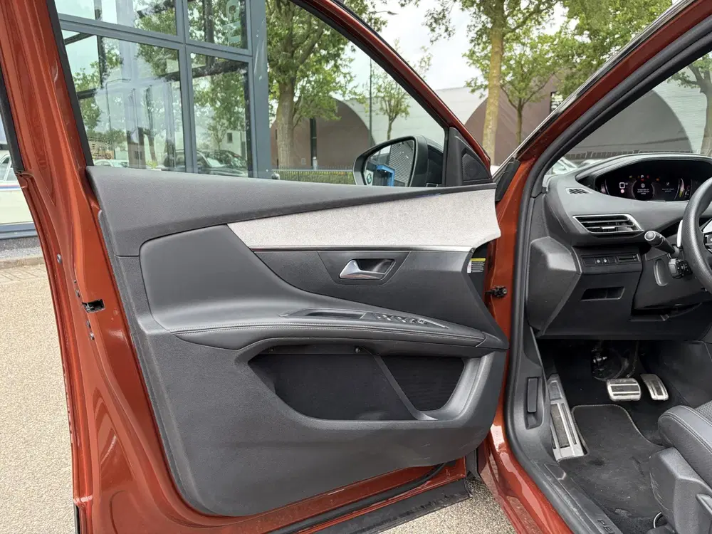 Peugeot 5008 GT HYBRID 7 PER. uit 2024, foto 13