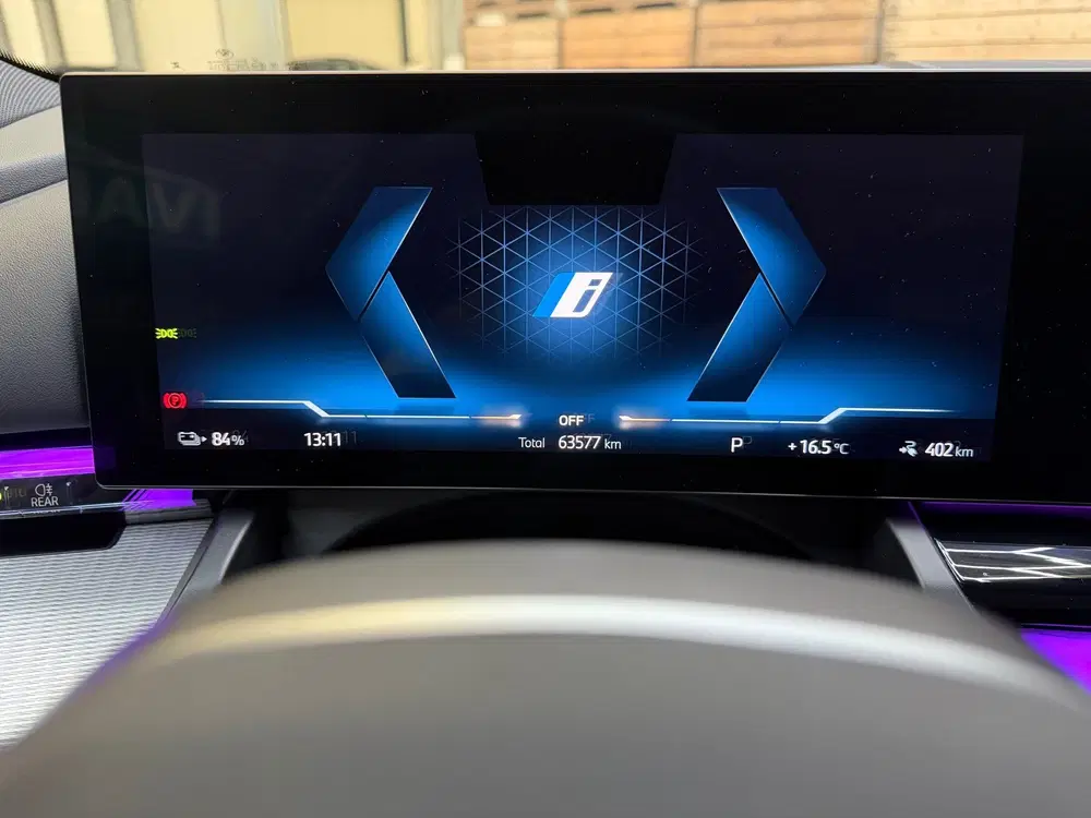 BMW i5 EDrive40 84 kWh Pro B&W M-Sport Pano iconi uit 2024, foto 15