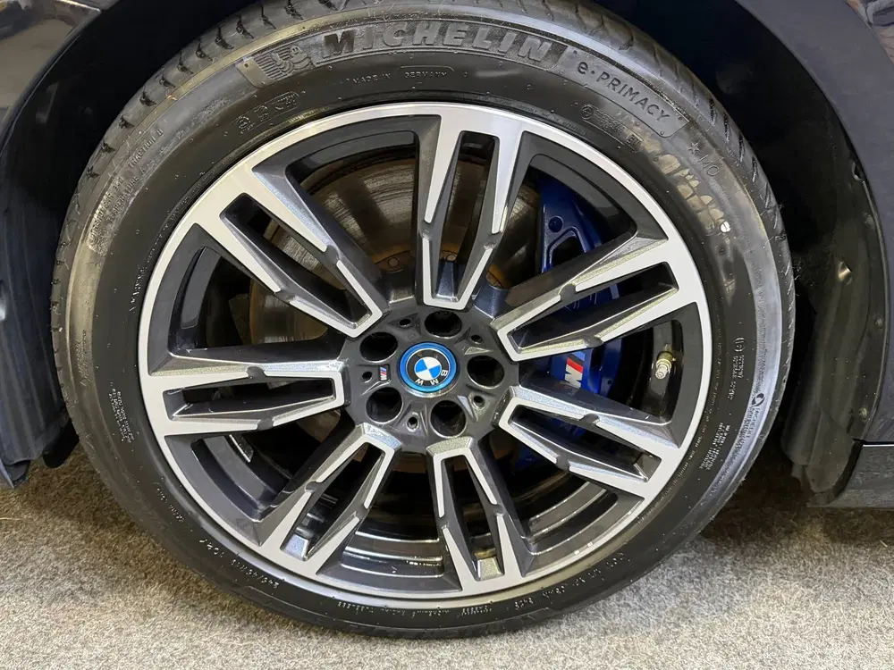 BMW i5 EDrive40 84 kWh Pro B&W M-Sport Pano iconi uit 2024, foto 2