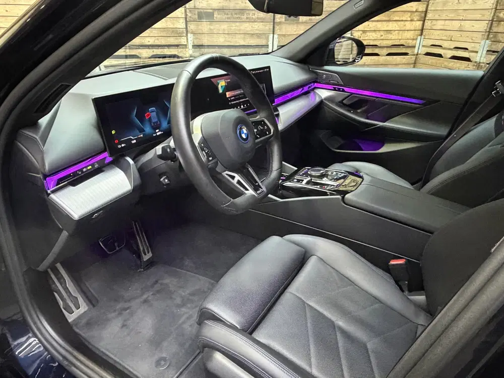 BMW i5 EDrive40 84 kWh Pro B&W M-Sport Pano iconi uit 2024, foto 3