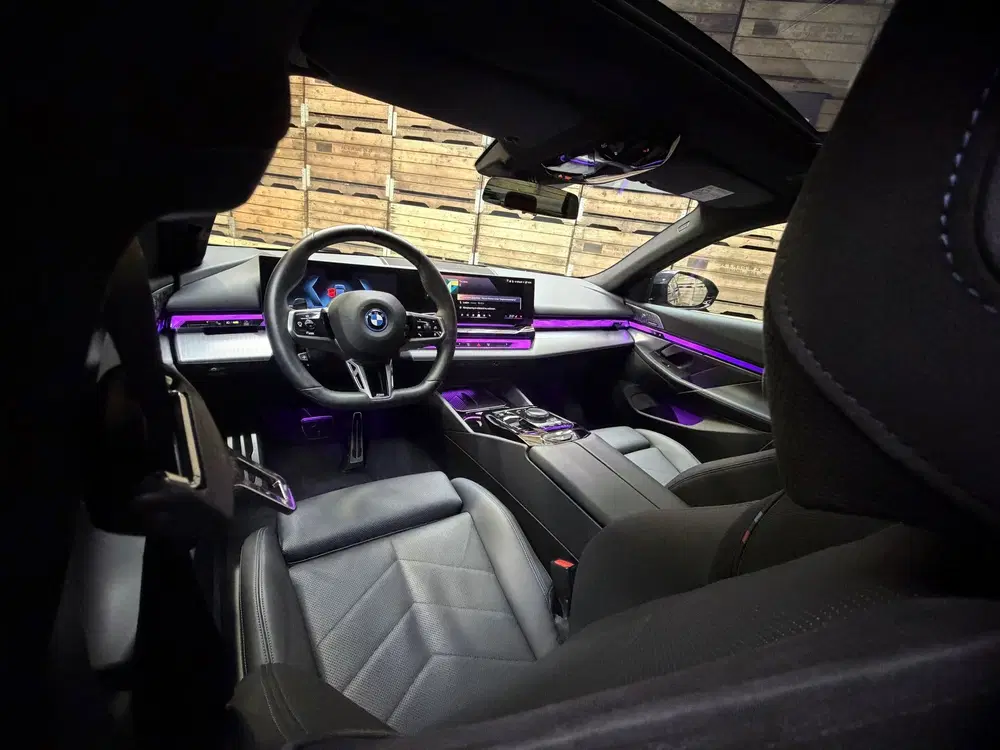 BMW i5 EDrive40 84 kWh Pro B&W M-Sport Pano iconi uit 2024, foto 9