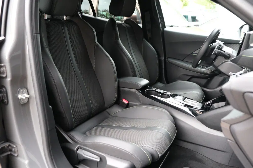 Peugeot 2008 1.2 PureTech 130 GT uit 2023, foto 11