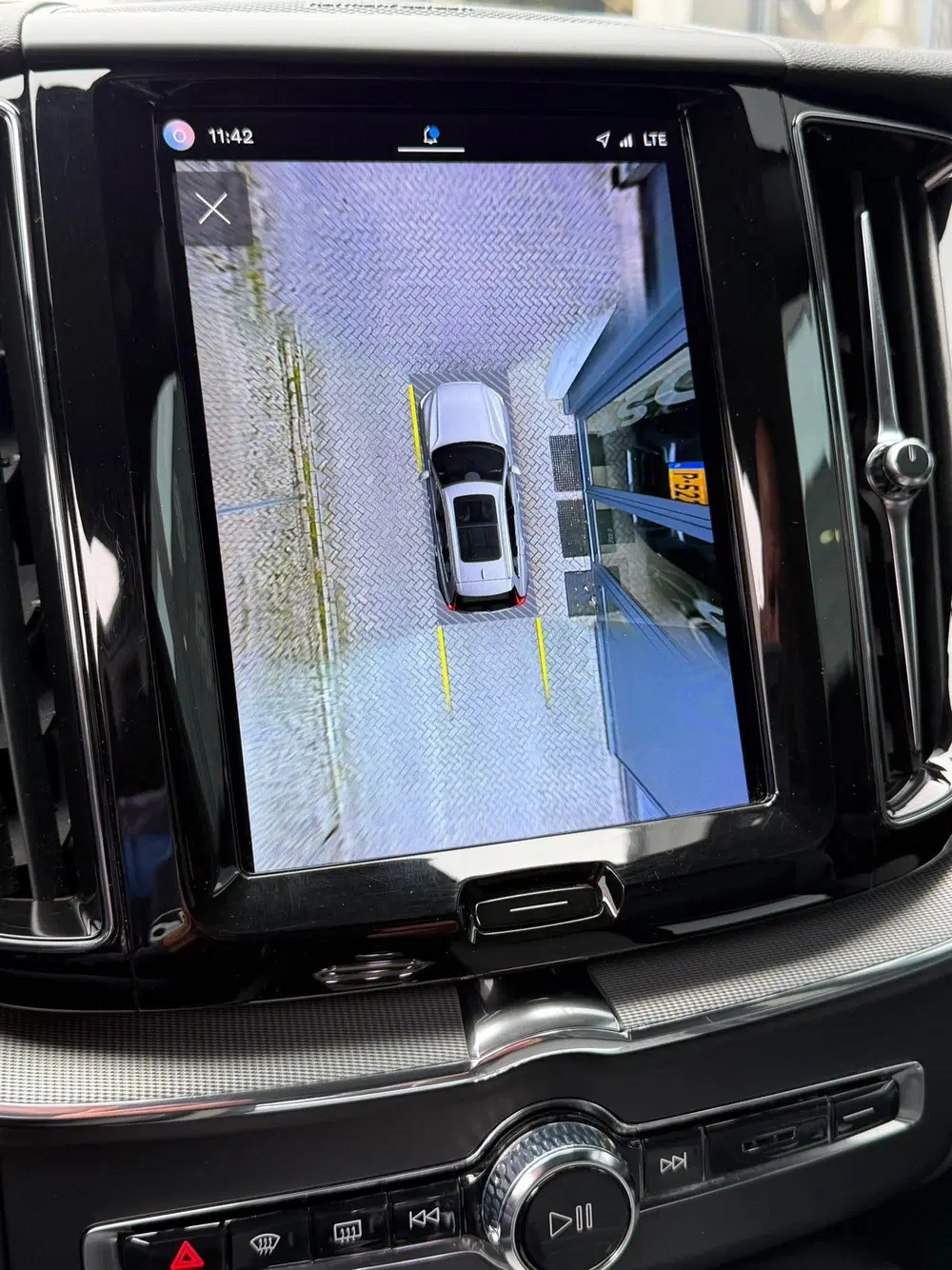Volvo XC60 2.0 T6 Plug-in hybrid AWD panoramadak uit 2023, foto 15