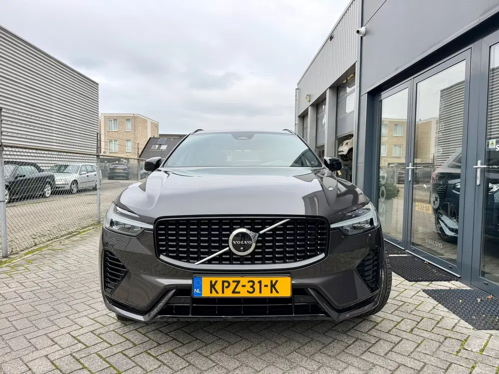 Volvo XC60 2.0 T6 Plug-in hybrid AWD panoramadak uit 2023, foto 2