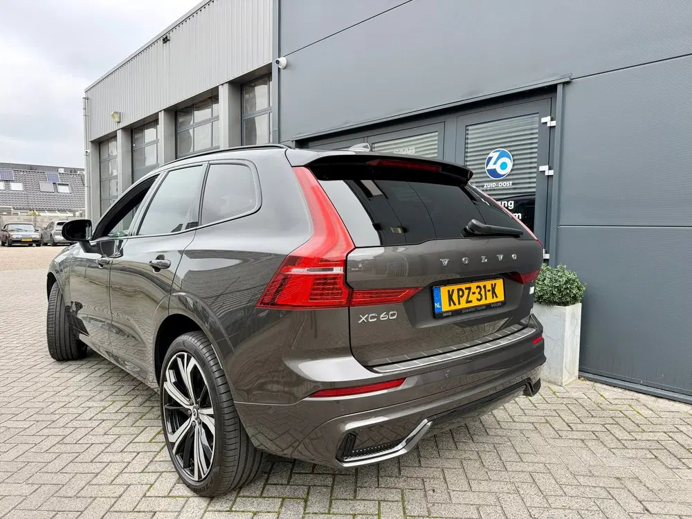 Volvo XC60 2.0 T6 Plug-in hybrid AWD panoramadak uit 2023, foto 4