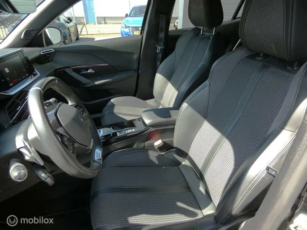 Peugeot 2008 1.2 GT-Line uit 2020, foto 10