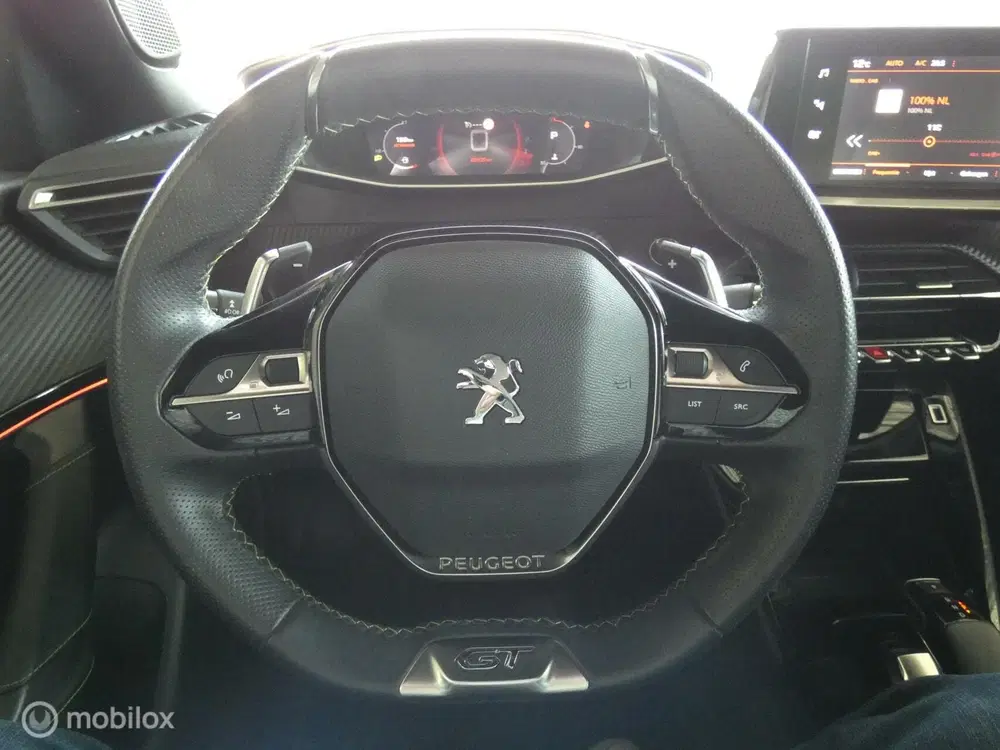 Peugeot 2008 1.2 GT-Line uit 2020, foto 7