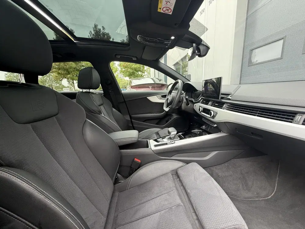 Audi A4 35 TFSI S edition uit 2023, foto 13