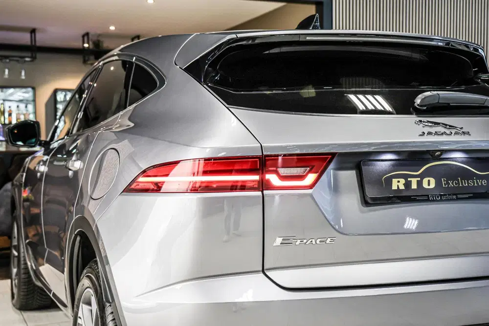 Jaguar E-Pace 1.5 P300e AWD R-Dynamic S uit 2022, foto 13