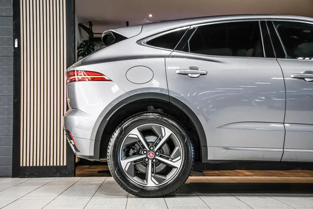 Jaguar E-Pace 1.5 P300e AWD R-Dynamic S uit 2022, foto 15
