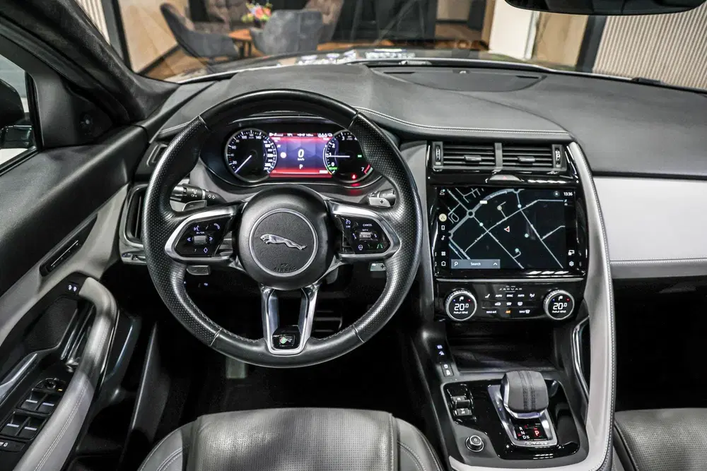 Jaguar E-Pace 1.5 P300e AWD R-Dynamic S uit 2022, foto 2