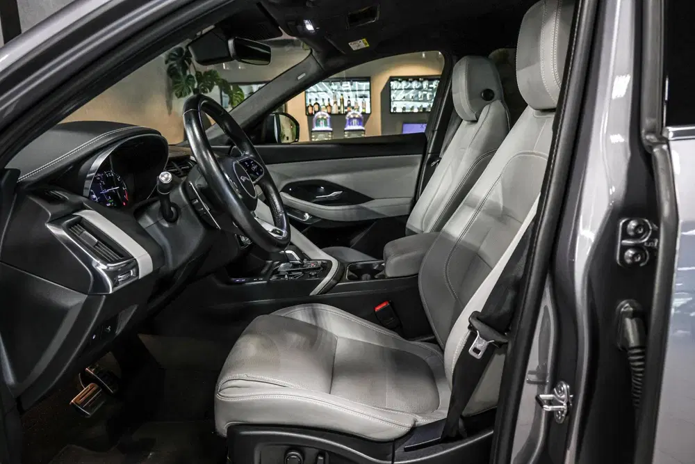 Jaguar E-Pace 1.5 P300e AWD R-Dynamic S uit 2022, foto 9