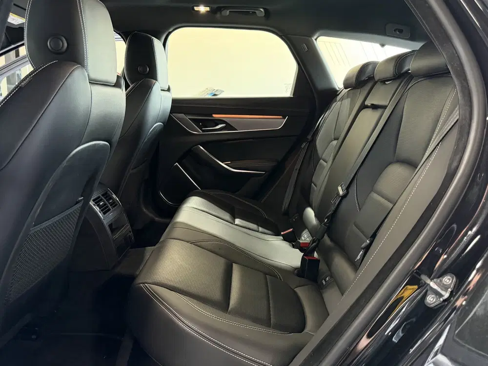 Jaguar XF 2.0 P250 R-Dynamic Black uit 2023, foto 13