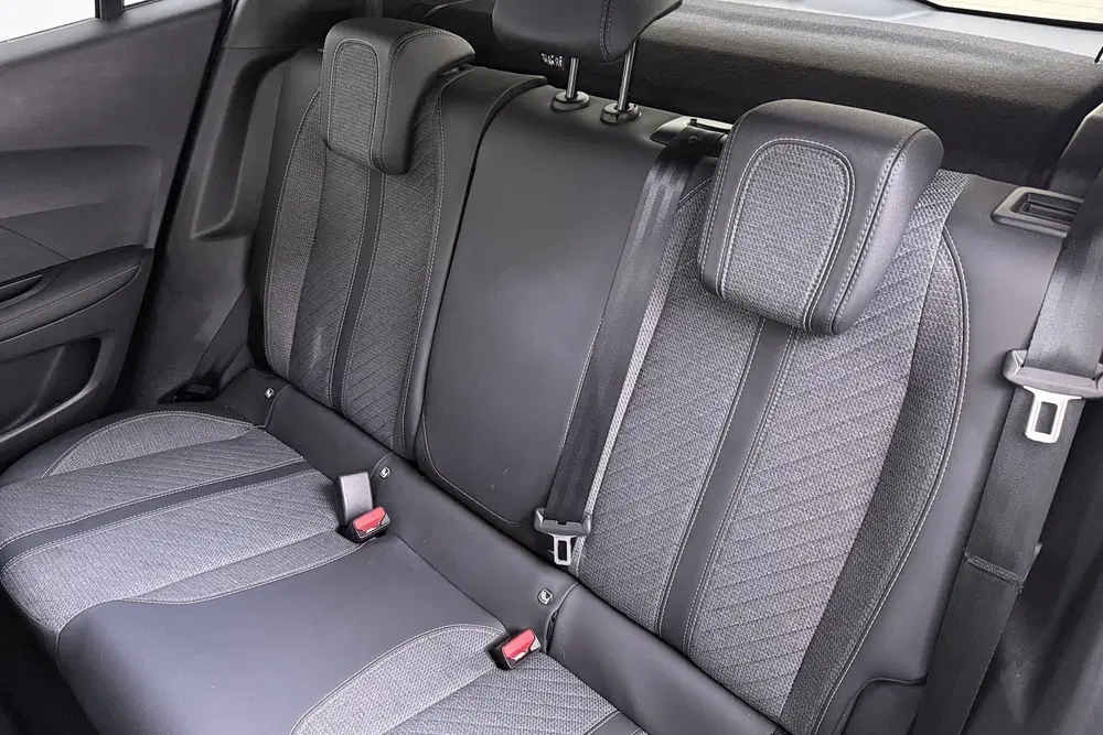 Peugeot 2008 Hybrid 145 PK Aut. Allure Half-Leder Clima uit 2025, foto 11
