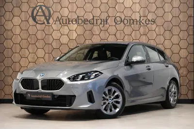 BMW 1-serie 120i HYBRID NW MODEL *Sportpakket* Sportle uit 2024