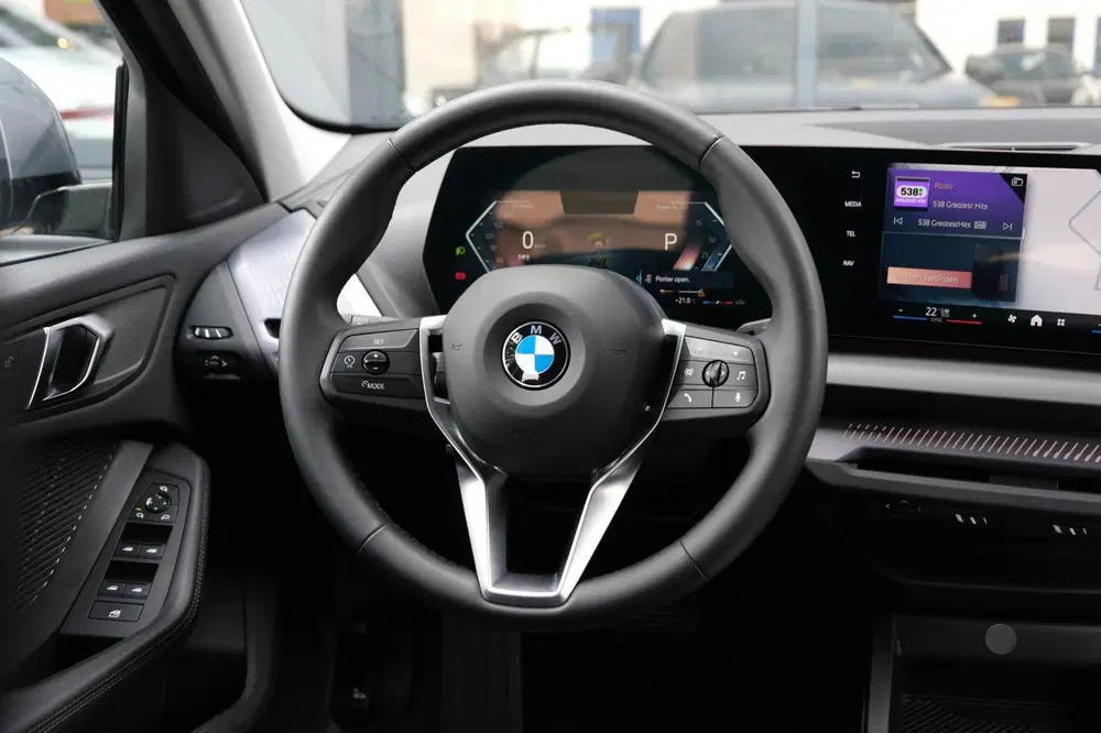 BMW 1-serie 120i HYBRID NW MODEL *Sportpakket* Sportle uit 2024, foto 10