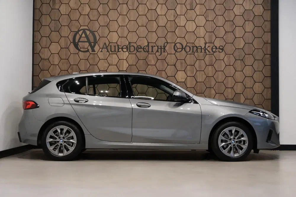 BMW 1-serie 120i HYBRID NW MODEL *Sportpakket* Sportle uit 2024, foto 11