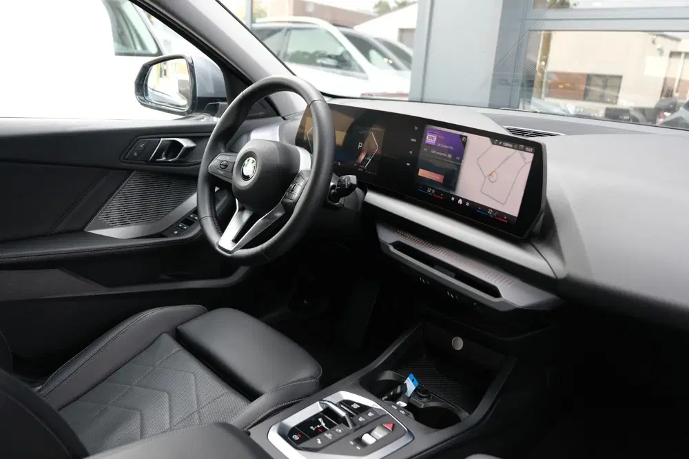 BMW 1-serie 120i HYBRID NW MODEL *Sportpakket* Sportle uit 2024, foto 12
