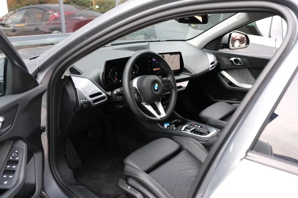 BMW 1-serie 120i HYBRID NW MODEL *Sportpakket* Sportle uit 2024, foto 2