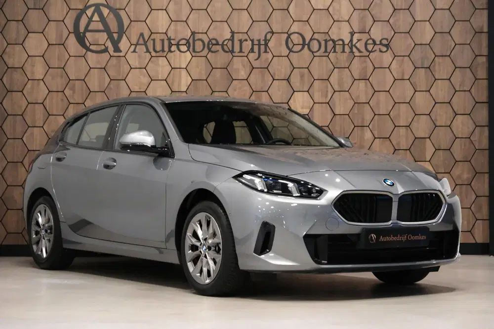 BMW 1-serie 120i HYBRID NW MODEL *Sportpakket* Sportle uit 2024, foto 3