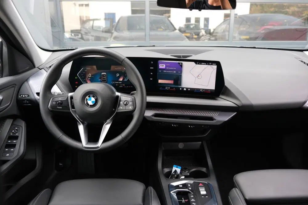 BMW 1-serie 120i HYBRID NW MODEL *Sportpakket* Sportle uit 2024, foto 4
