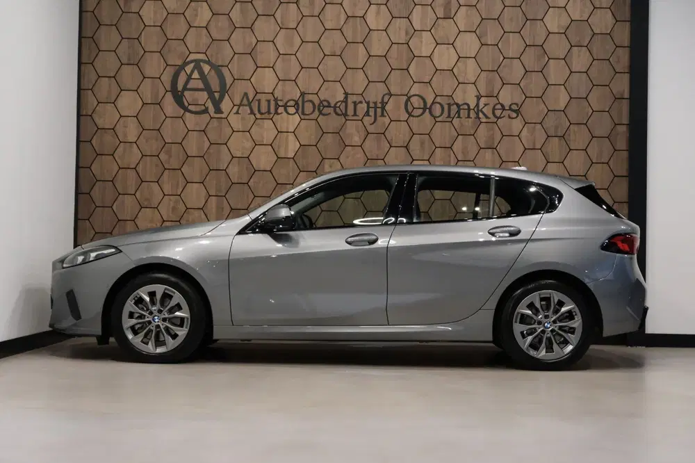 BMW 1-serie 120i HYBRID NW MODEL *Sportpakket* Sportle uit 2024, foto 5