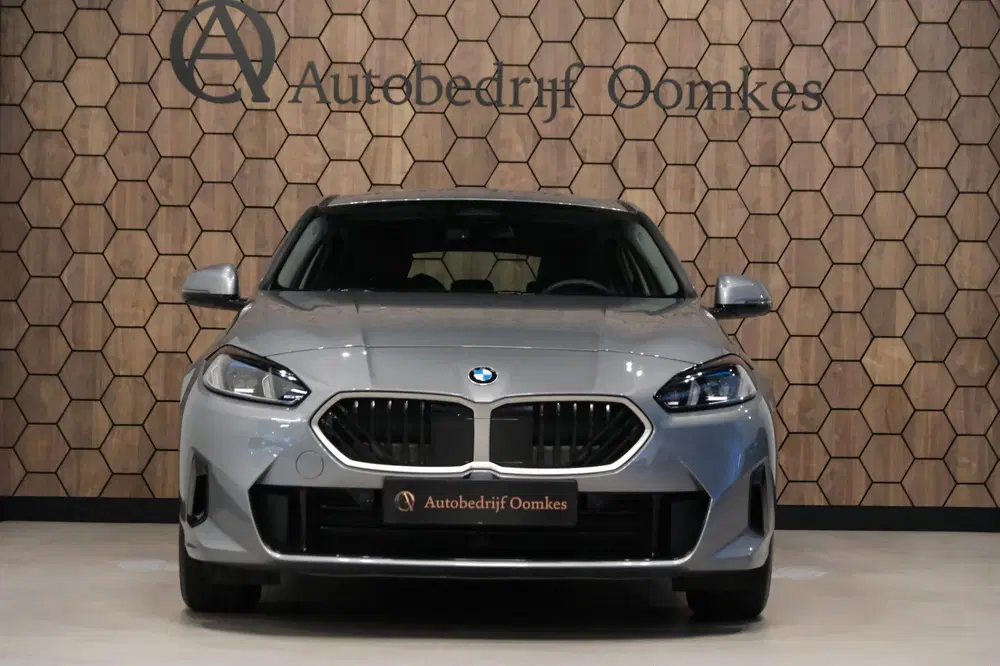 BMW 1-serie 120i HYBRID NW MODEL *Sportpakket* Sportle uit 2024, foto 6