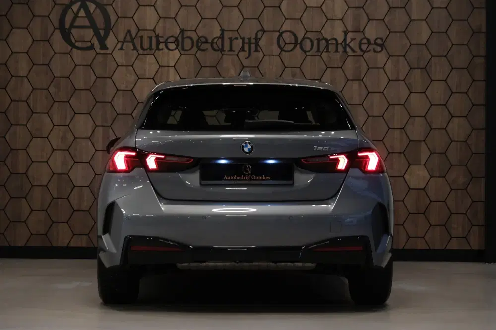 BMW 1-serie 120i HYBRID NW MODEL *Sportpakket* Sportle uit 2024, foto 7