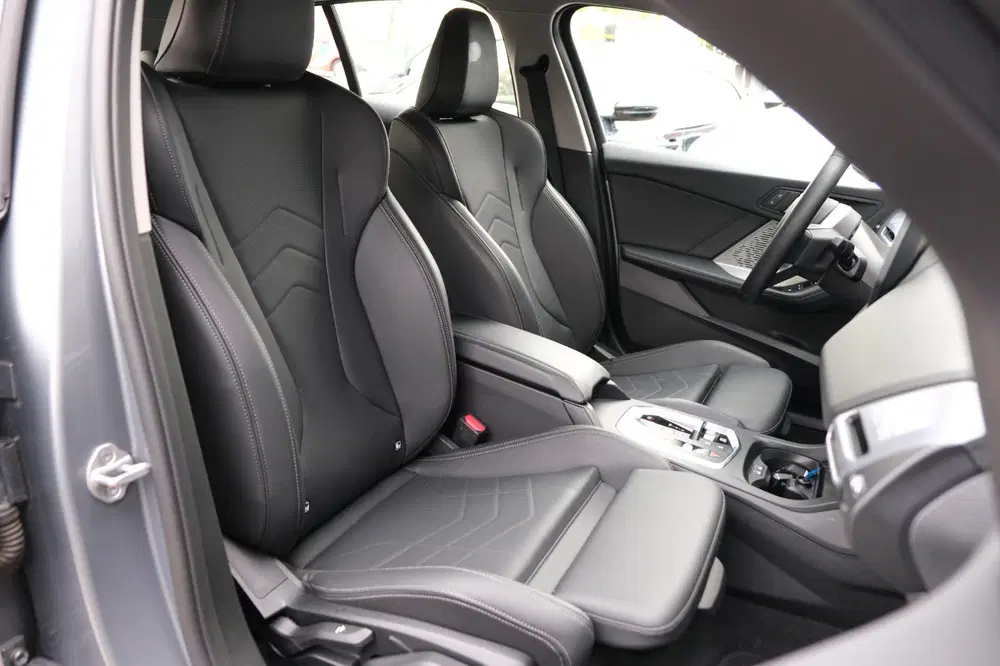 BMW 1-serie 120i HYBRID NW MODEL *Sportpakket* Sportle uit 2024, foto 8
