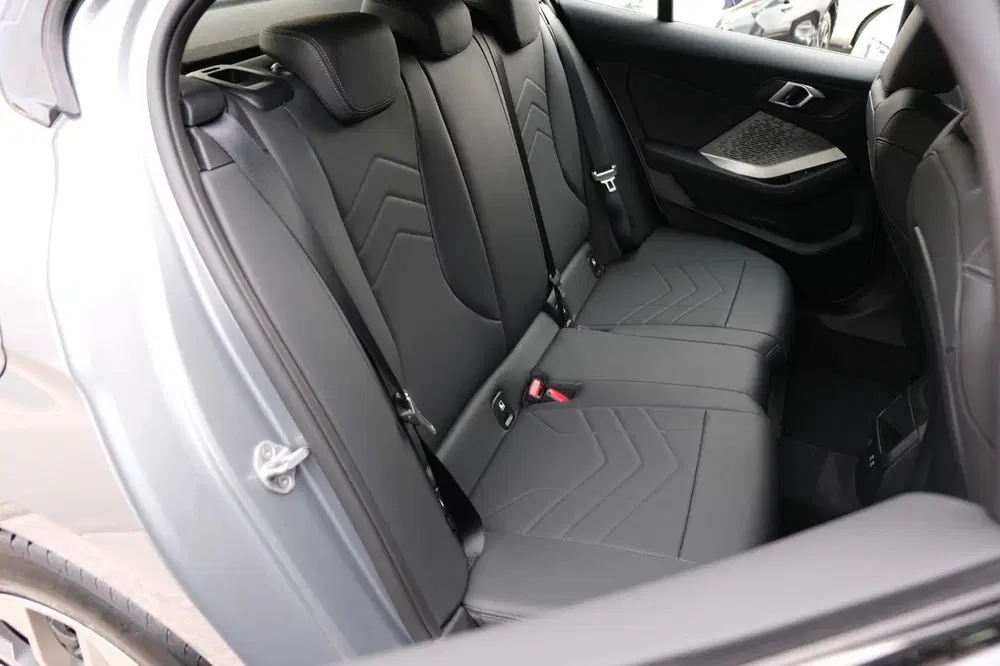 BMW 1-serie 120i HYBRID NW MODEL *Sportpakket* Sportle uit 2024, foto 9