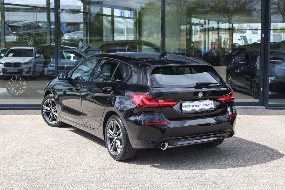 BMW 1-serie 118i Sport Line Automaat uit 2023, foto 2