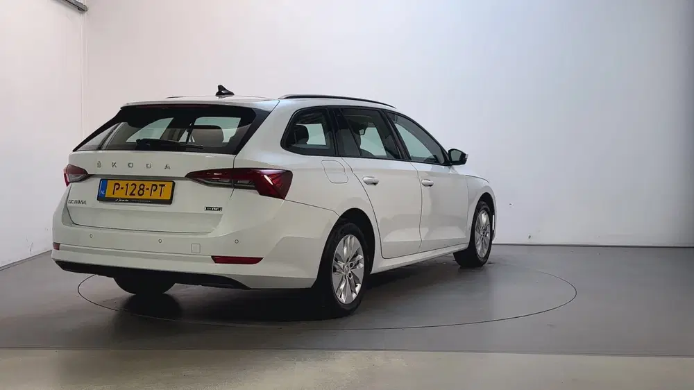 Skoda Octavia 1.0 e-TSI DSG Business Edition Navigatie uit 2022, foto 3