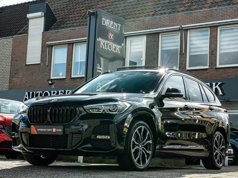BMW X1 xDrive25e High Exe M-Sport PANO CAMERA HUD uit 2022